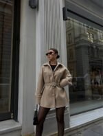 Дамско палто с коланче в два цвята - Image 2