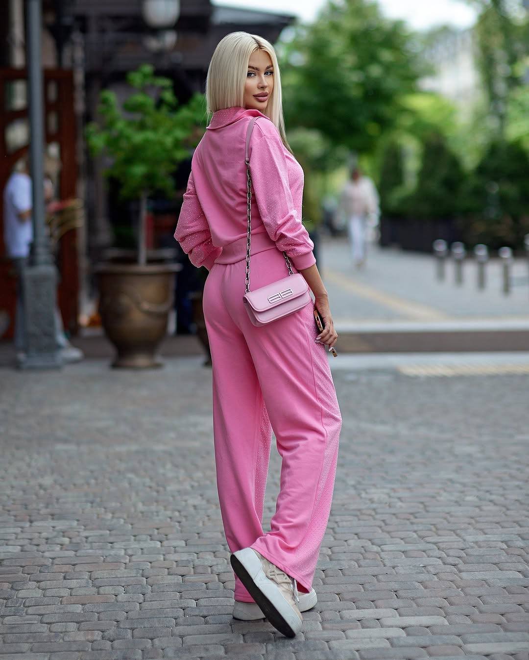 IMG-82dcff3be7f604d68b0c2f823d2643d5-V Спортен екип AMIRA - Image 1